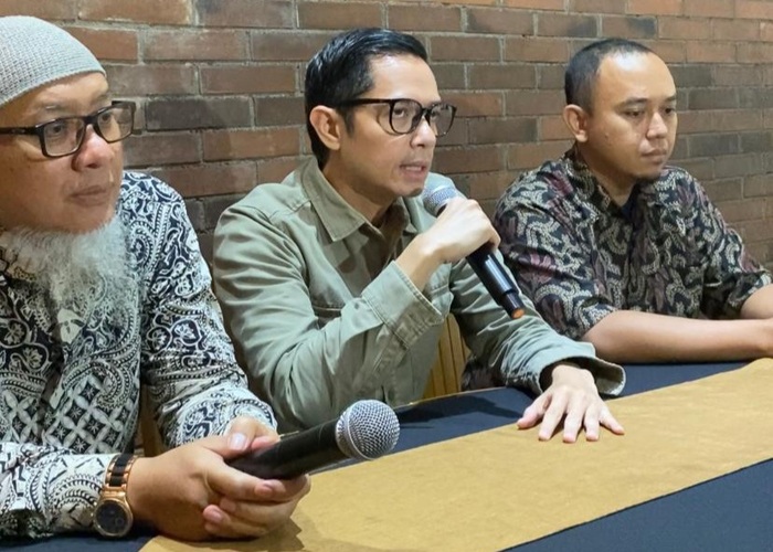 Dude Harlino saat menggelar jumpa pers terkait kasus Dana Syariah Indonesia (DSI) di kawasan Tebet, Jakarta Selatan, Rabu (10/12/2025).