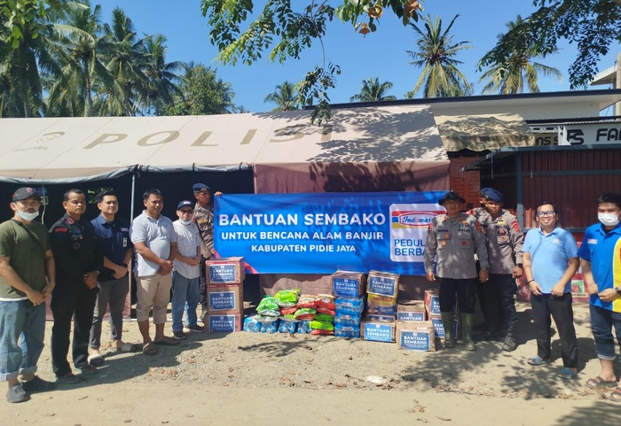 Tim Indomaret Peduli Berbagi saat menyalurkan bantuan bagi warga di Kabupaten Pidie Jaya, Aceh yang terdampak bencana banjir. (Foto - Dok. Indomaret)