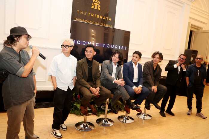 Musisi Bongky BIP saat memberikan komentar penampilan Iconic Tourist Band di HUT ke-25 IDC Indonesia di Gedung Tribrata, Darmawangsa, Jakarta Selatan, Jumat (12/12/2025) malam. (Foto - Rezagrapher)
