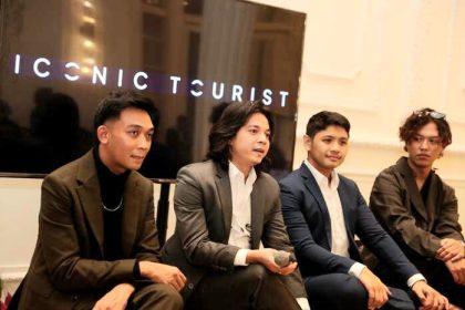 Iconic Tourist Band saat memberikan keterangan pers selepas tampil di HUT ke-25 IDC Indonesia di Gedung Tribrata, Darmawangsa, Jakarta Selatan, Jumat (12/12/2025) malam. (Foto - Rezagrapher)