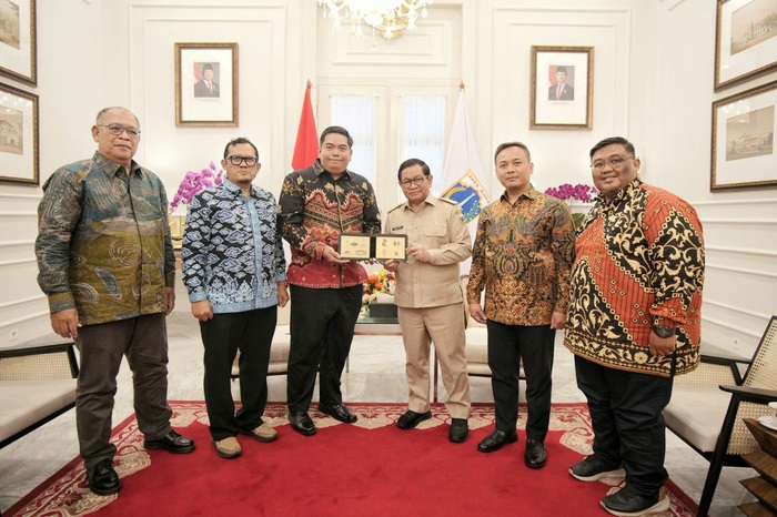 Ketua Komisi Informasi Provinsi DKI Jakarta Harry Ara Hutabarat dan jajarannya bersama Gubernur DKI Jakarta Pramono Anung di Balai Kota Jakarta, Jumat (19/12/2025). (Foto - Istimewa)