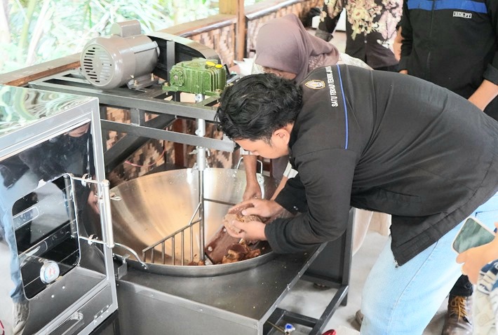 BEM FT Undip saat melaksanakan Program PM BEM Berdampak 2025 di Desa Sriwulan, Kecamatan Limbangan, Kabupaten Kendal, Jawa Tengah. (Foto: Istimewa)
