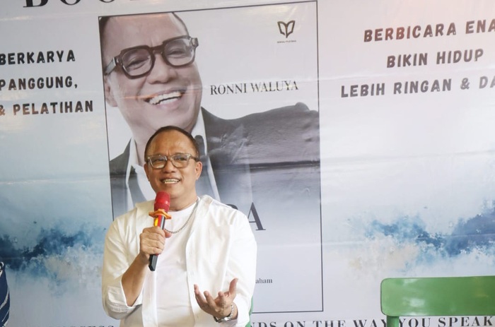 ‎Ronni Waluya saat jumpa pers peluncuran buku Bicara Enak di di kawasan Depok, Jawa Barat, Selasa (30/12/2025). (Foto - Istimewa)