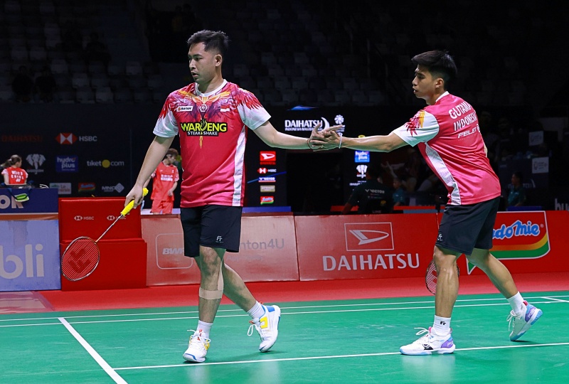 Pasangan ganda putra Sabar Karyaman Gutama/Moh Reza Pahlevi Isfahani melaju ke perempat final Daihatsu Indonesia Masters 2026 usai kalahkan wakil Malaysia Nur Moh Azriyn Ayub/Tan Wee Klong dengan rubber game 19-21, 21-16, 21-17. Foto: PBSI