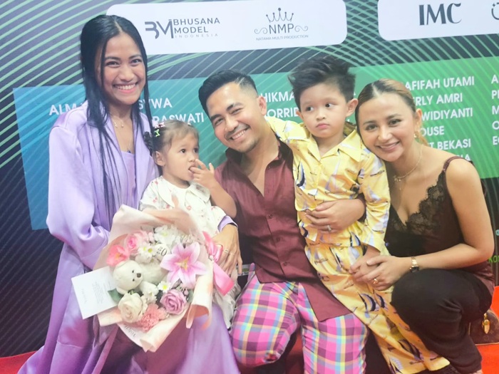 Migi Rihasalay bersama putrinya saat peluncuran brand kids wear “Kini Kita” di ajang Tangerang Modest Fashion Week 2026 di Gedung Galeri UKM, Tangerang Selatan, Minggu (15/2/2026). (Foto - Silvi)