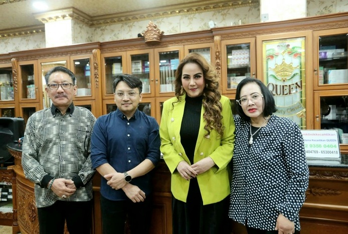 Nita Thalia bersama dr Heri Noviana, Sp BP-RE, M. Ked Klin dan Margoto beserta Sri Jarwati, pemilik Klinik Bedah Plastik Queen, Sunter, Jakarta Utara, Rabu (25/2/2026). (Foto - Rezagrapher)