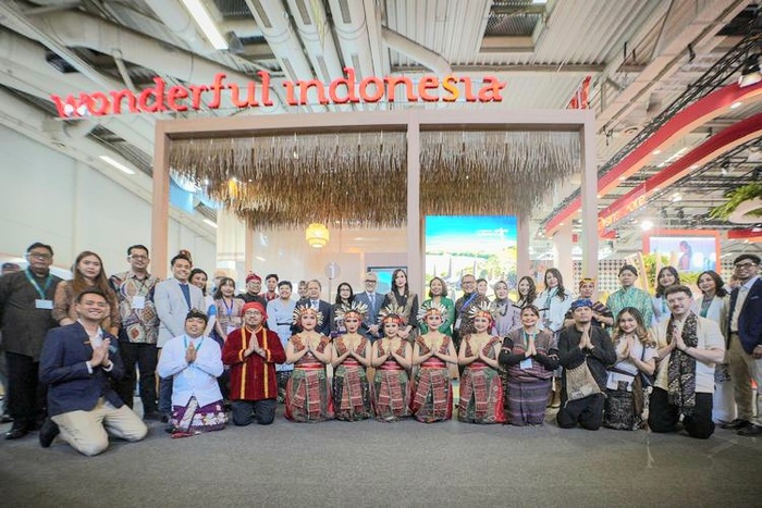 Menteri Pariwisata Widiyanti Putri Wardhana bersama para pelaku usaha di Berlin Expo Center, Messe Berlin, Selasa (3/3/2026). (Foto - Kemenpar)