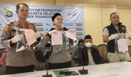 Kapolsek Pesanggrahan, Kompol Seala Syah Alam, saat jumpa pers terkait penindakan aksi konvoi remaja membawa flare dan kembang api. (Foto - Ferdy EP)