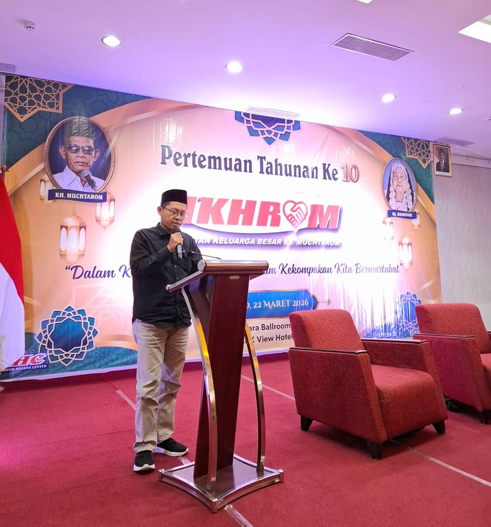 Ketua Umum IKHROM,
Sholichul Hadi, S.Pd.I, M.Pd,
saat memberikan sambutan di acara pertemuan tahunan ke-10 keluarga besar IKHROM di Mutiara Ballroom Lt. 3 Metro Hotel Semarang,  Minggu (22/3/2026). (Foto - IKHROM)
