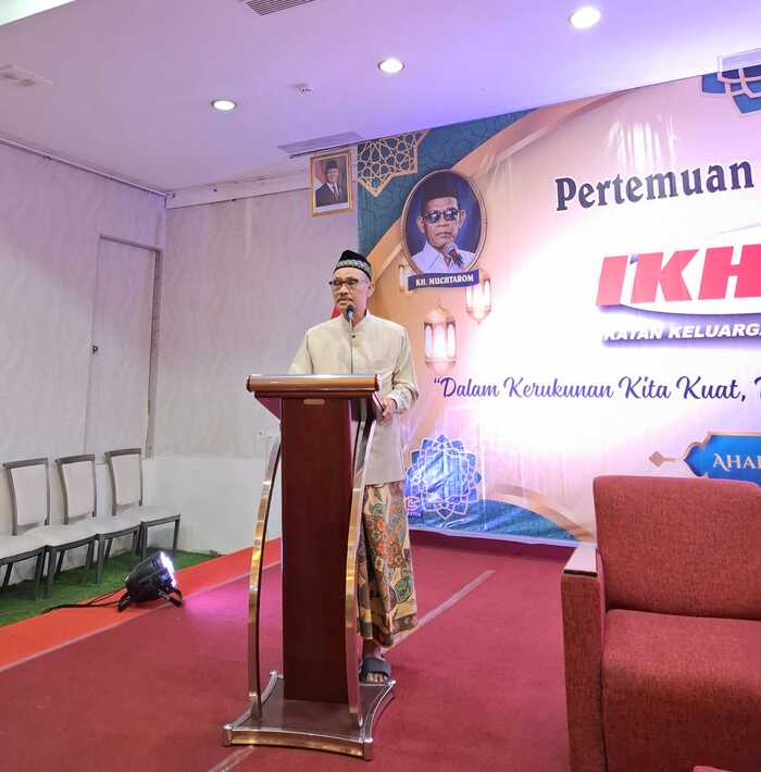 Pembina IKHROM, Drs. KH. Abdullah Syifak, saat memberikan sambutan di acara pertemuan tahunan ke-10 keluarga besar IKHROM di Mutiara Ballroom Lt. 3 Metro Hotel Semarang,  Minggu (22/3/2026). (Foto - IKHROM)