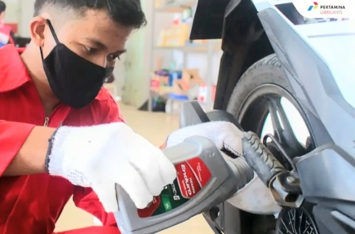 PT Pertamina Lubricants mengingatkan masyarakat agar melakukan pemeriksaan kendaraan secara menyeluruh, termasuk kondisi oli sebelum mudik. (Foto - PTPL)