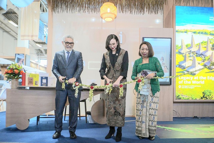 Menteri Pariwisata Widiyanti Putri Wardhana (tengah) saat membuka Paviliun Indonesia di Berlin Expo Center, Messe Berlin, Selasa (3/3/2026). (Foto - Kemenpar)