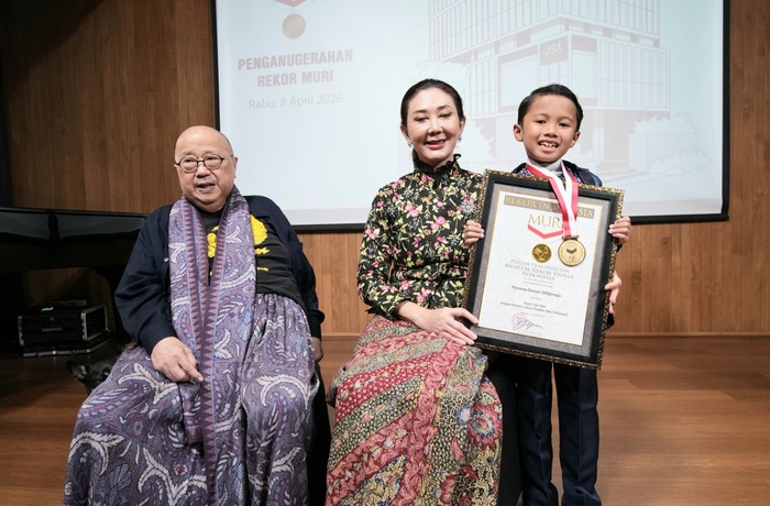 Parama Hansa Abhipraya saat menerima penghargaan dari Museum Rekor Dunia Indonesia (MURI) dalam kategori “Anak Usia Dini dengan Prestasi Lintas Disiplin Terbanyak” di Jakarta, Rabu (8/4/2026).