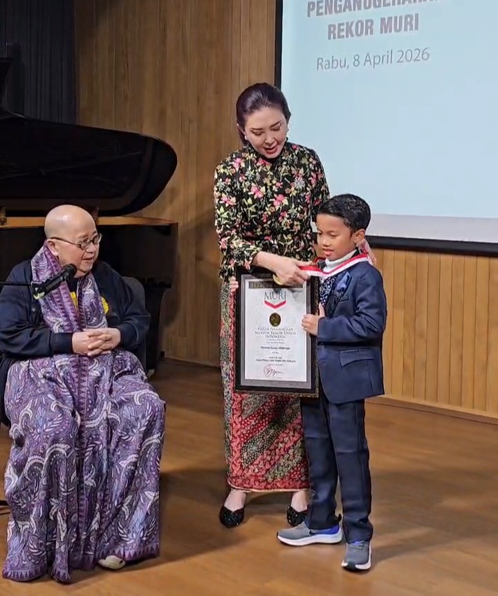 Parama Hansa Abhipraya saat menerima penghargaan dari Museum Rekor Dunia Indonesia (MURI) dalam kategori “Anak Usia Dini dengan Prestasi Lintas Disiplin Terbanyak” di Jakarta, Rabu (8/4/2026).
