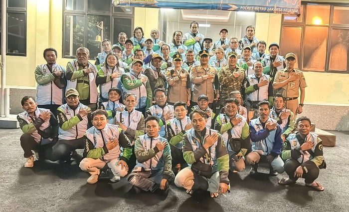 Kapolres Metro Jakarta Selatan, Kombes Pol I Putu Yuni Setiawan bersama Kapolsek Pesanggrahan, Kompol Seala Syah Alam dan kapolsek jajaran menggelar patroli gabungan di wilayah hukum Jakarta Selatan. (Foto - Istimewa)