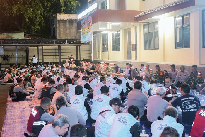 Kapolres Metro Jakarta Selatan, Kombes Pol I Putu Yuni Setiawan bersama Kapolsek Pesanggrahan, Kompol Seala Syah Alam dan kapolsek jajaran menggelar patroli gabungan di wilayah hukum Jakarta Selatan. (Foto - Istimewa)