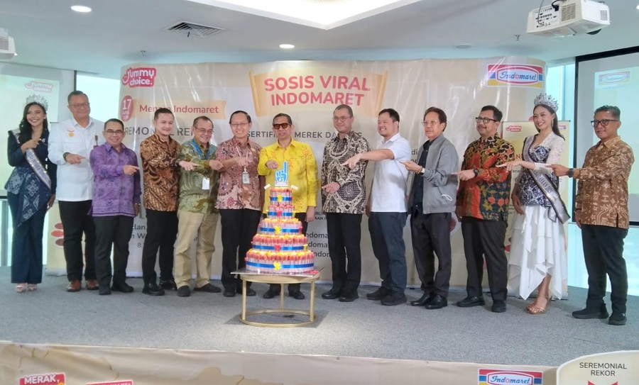 Sosis Yummy Choice Indomaret meraih penghargaan dari Museum Rekor Dunia Indonesia (MURI) untuk kategori “Penjualan Sosis Bakar Terbanyak dalam Waktu Satu Bulan”. (Foto - Ian)