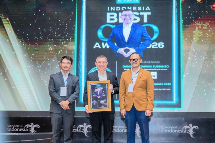 Bank Jakarta meraih Indonesia 50 Best CEO Awards dan Indonesia Best COO Awards 2026 dari The Iconomics di Jakarta (17/4/2026). (Foto - Bank Jakarta)