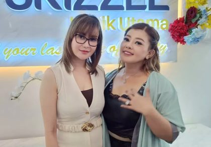 Selebgram Shindy Samuel (kanan) bersama Direktur Klinik Skizzle, Penny Lisdaryanti. (Foto - Om Muller)