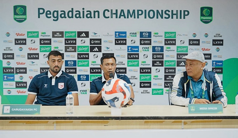 Widodo C. Putro didampingi pemainnya Everton (kiri) saat acara jumpa pers jelang laga pekan ke-27 Liga 2 lawan Persikad Depok di Stadion Pakansari, Cibinong, Bogor, Sabtu (2/5) petang. Foto: Garudayaksa FC